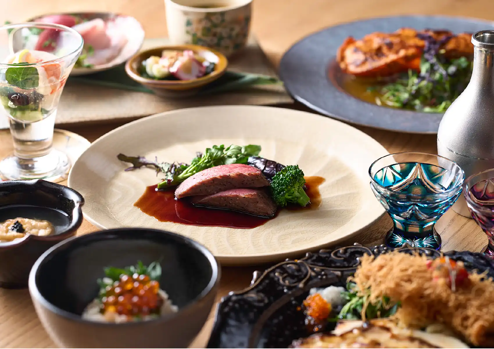 お肉料理などの様々なお料理